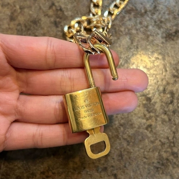 Authentic Louis Vuitton #319 Lock & Key Gold Brass w Short 15 " New Chain - Picture 4 of 4